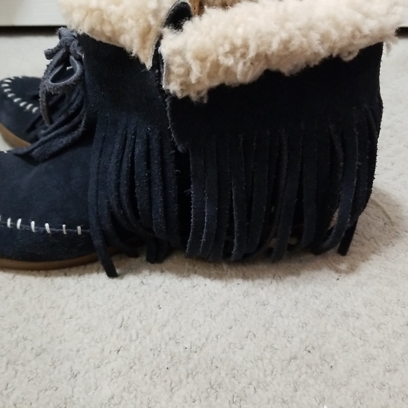 koolaburra by ugg wedge fringe boot Size 10. Boot is used and in good condition. - Picture 10 of 13